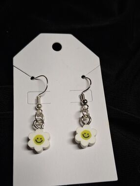 Smiley Daisy Drop Earrings - White & Yellow